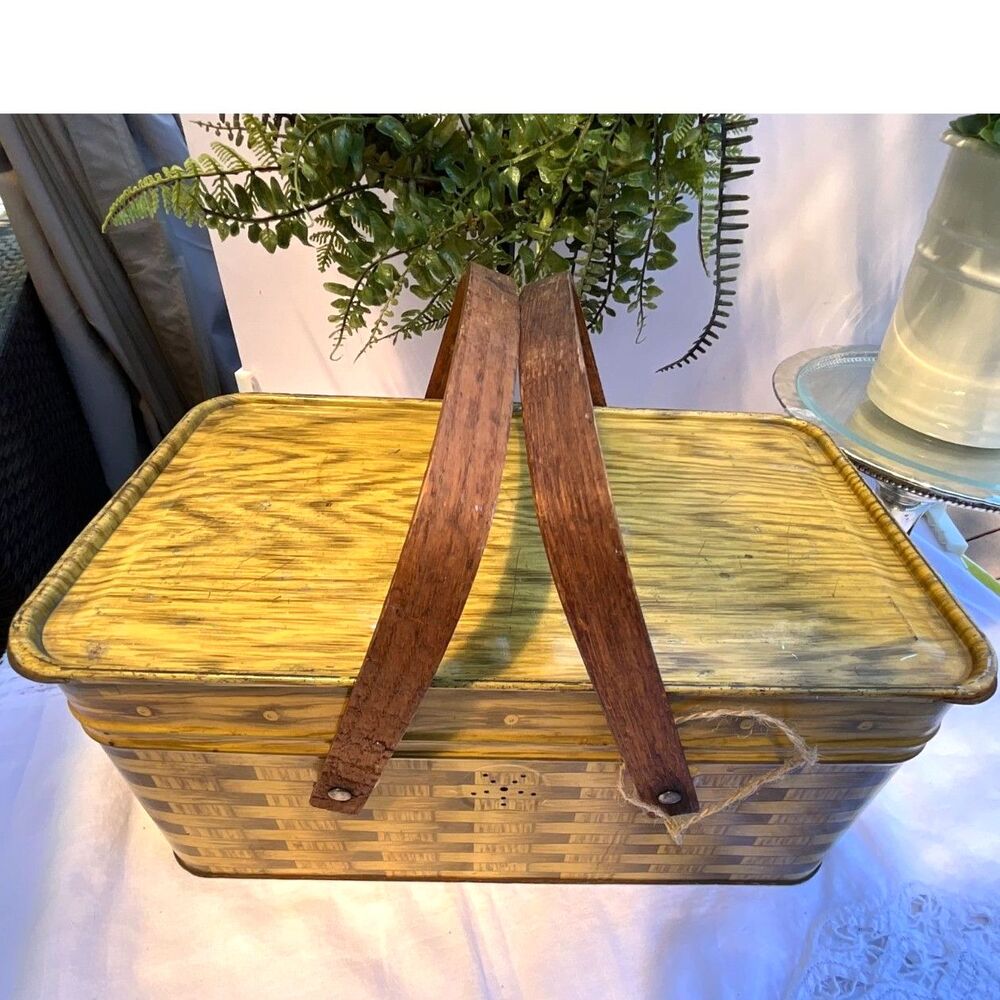 Tin Picnic Basket by Educator Bakers of Crax Vintage tin picnic must see